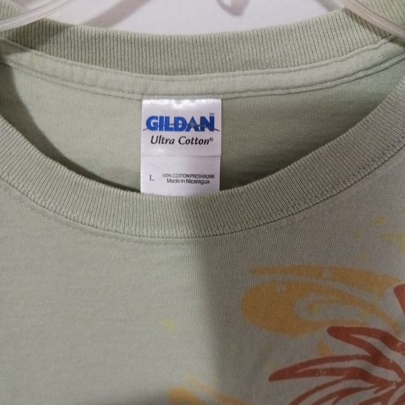 Gildans women's graphic short sleeve t-shirt size large it's an olive color crop - Picture 3 of 3